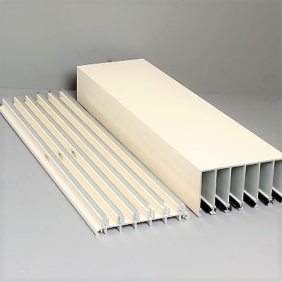 Profile Glasschiebewand sechs Spuren cremeweiss