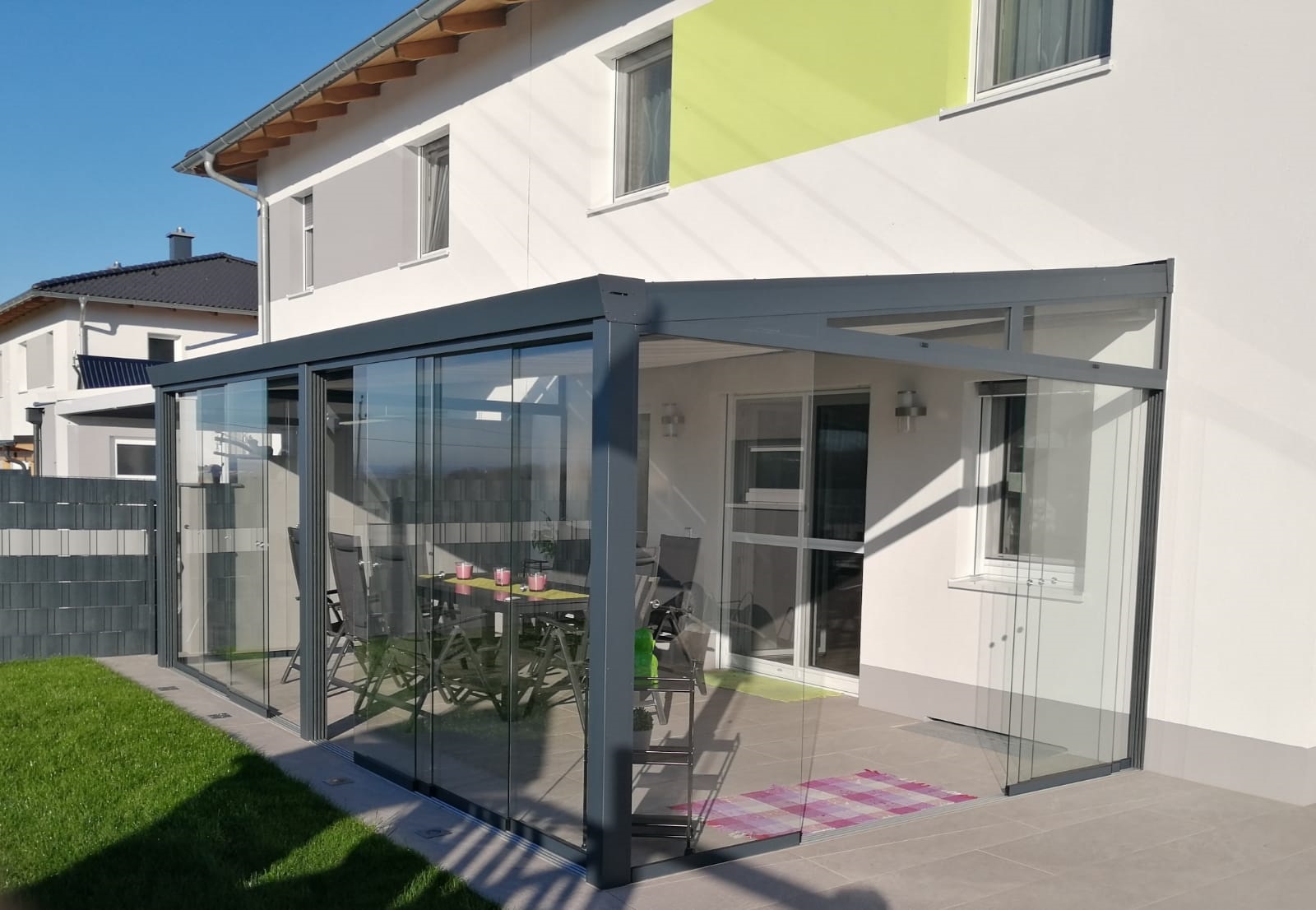 Gartenzimmer mit Glaskeil und Schiebewaenden aus Glas