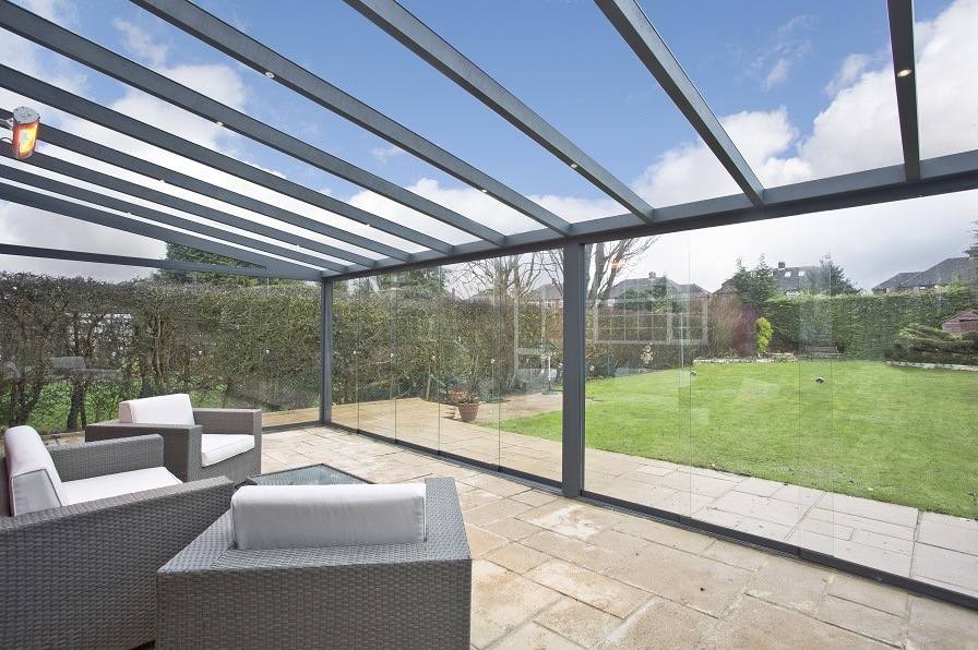 Gartenzimmer mit Aluminium Terrassendach und Ganz Glas Schiebewänden
