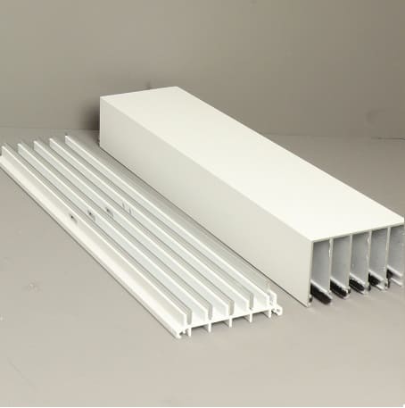 Profile Glasschiebewand fuenf Spuren weiss Struktur