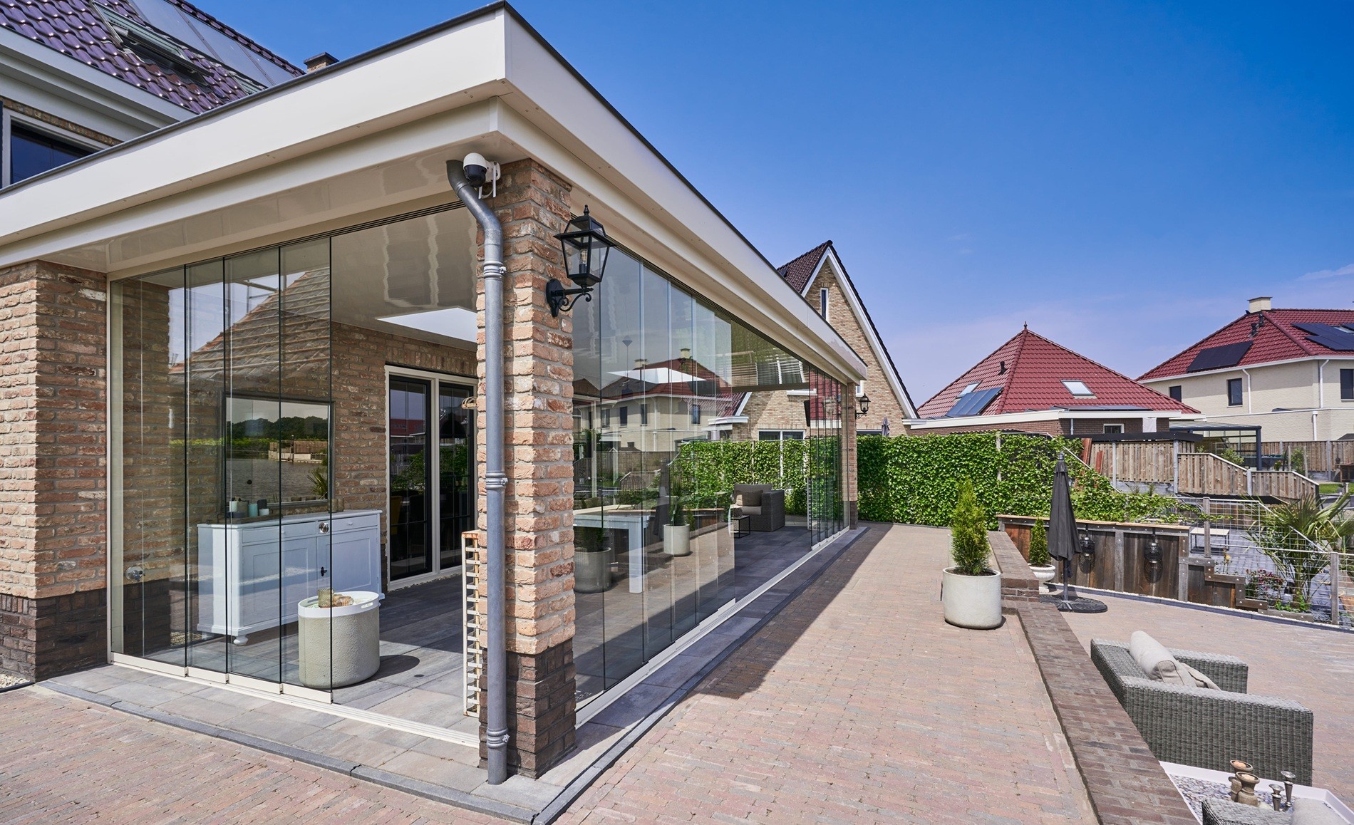 Moderne TerraWin Glasschiebewand an einer Terrasse