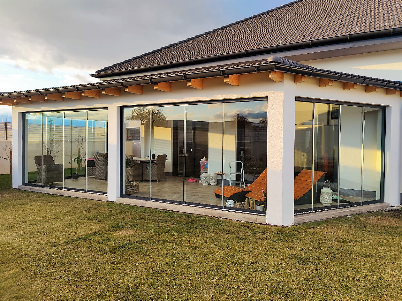 Gemauerter Hausanbau mit festem Dach  mit Glasschiebewänden als Bausatz erweitert